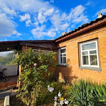 Продаж повноцінного будинку в центрі села Руська Поляна.