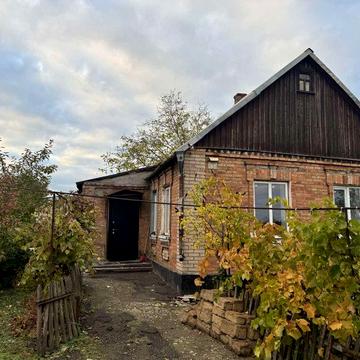 Продається будинок в центрально - міському районі .