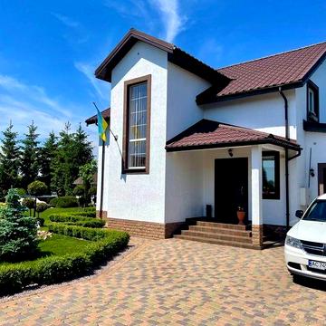 Продається двоповерховий ексклюзивний будинок в передмісті