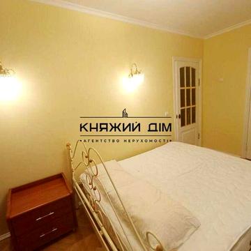 Продам 2-х. кому. в центрі  метро Палац України. Код: 21140883