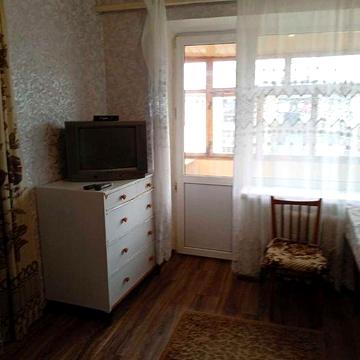 Сдам гостинку, 2-х комнатную ,со своим санузлом., метро " Армейская"