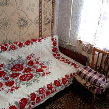 Сдам гостинку, 2-х комнатную ,со своим санузлом., метро " Армейская"