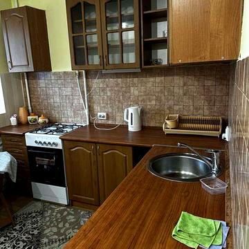 Івасюка  27А   Однокімнатна  після  косметичного  ремонту.