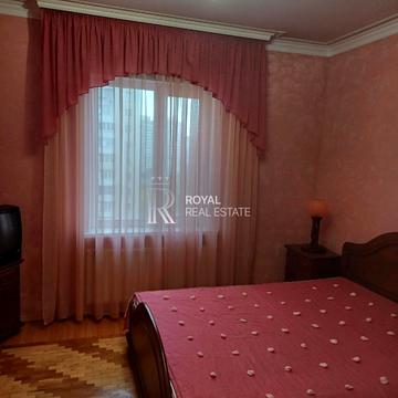 Анни Ахматової вул., 6