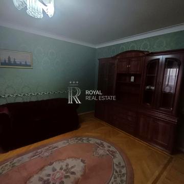 Анни Ахматової вул., 6