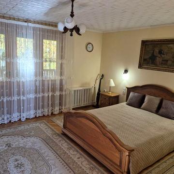 Продаж будинку поруч з центром.