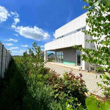 Продається сучасний та затишний будинок для великої родини.