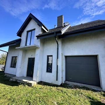 Будинок з центральними комун. Поруч інфраструктура.З видом на озеро.