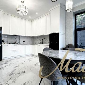 Новий будинок в центрі міста!