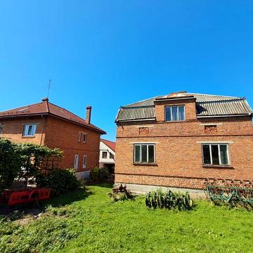 Продаж будинку з ділянкою в Пустомитах