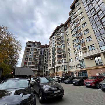 Героїв Євромайдану пл., 9