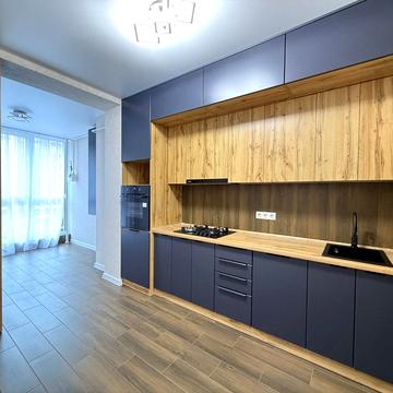 Молодіжна вул., 10