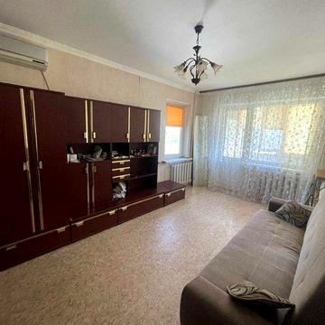 Продам 1 комнатную квартиру  на среднем этаже.  Таирова