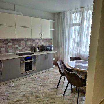 метро Деміївська. Євродвушка