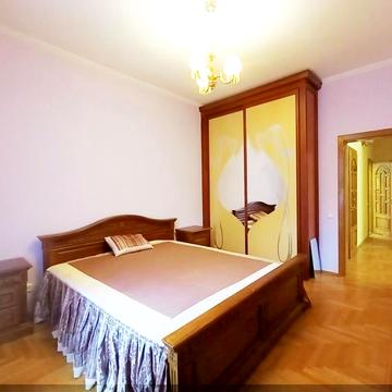 Дмитрівська вул., 69