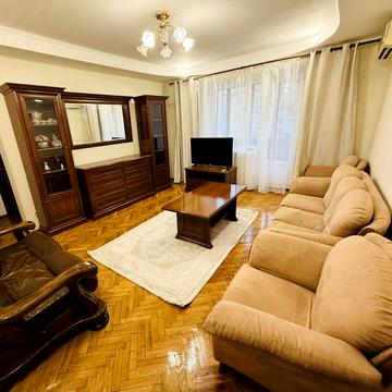 Велика Васильківська вул. (Червоноармійська), 136