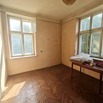 Продаж 2к квартири в Брюховичах з земельною ділянкою 1.7сот