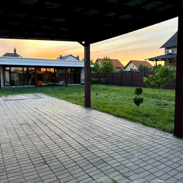 Сучасний  будинок у містечку "Міжрераса 30 м², генератор