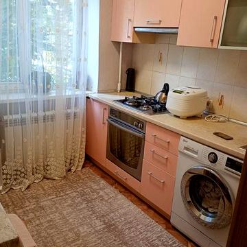 Продам 1 кв с мебелью и техникой .