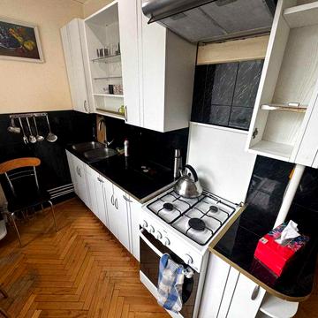 Продається простора чотирикімнатна квартира в центрі міста