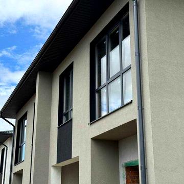 Квадрохаус з власним подвір’ям поруч з МІСЬКИМ ОЗЕРОМ!