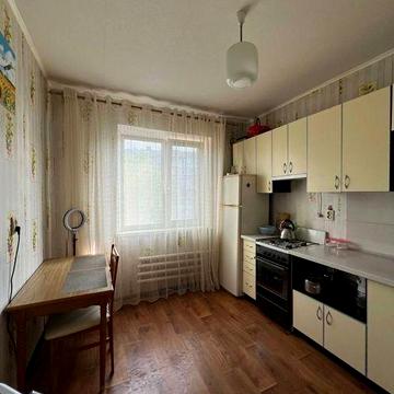 Затишна квартира з гарним косметичним ремонтом на Г.Крут