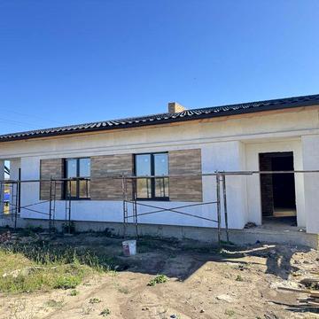 Продам котедж з комунікаціями на 3 кімнати+ділянка 2,5 сот