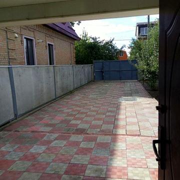 Здається будинок з окремим двором