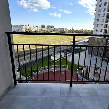 Однокімнатна квартира з новим ремонтом, 60 Перлина, вид на іподром, низький поверх