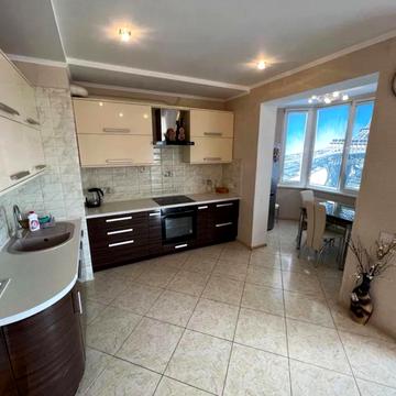 Квартира в ЖК Райдужний, велика кухня-вітальня та спальня, можливо відокремлення другої кімнати.