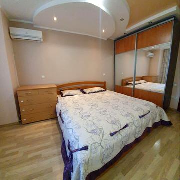 Академіка Сахарова вул., 36