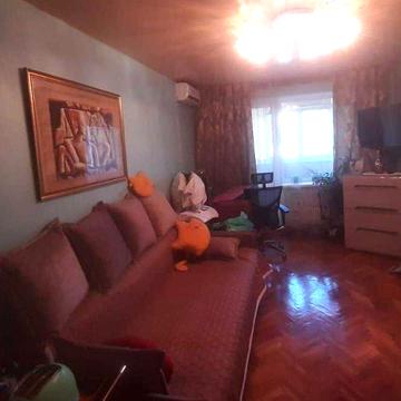 Продам 2 к. квартиру м. Героев труда.(404422)