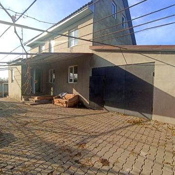 Продаж двоповерхового будинку