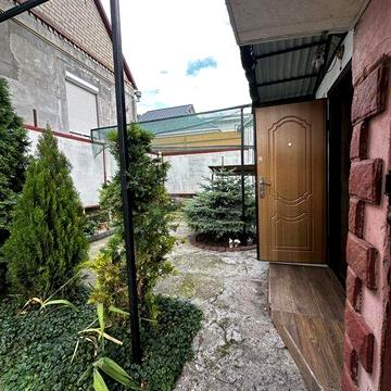 Невеличкий будинок у Великодолинському