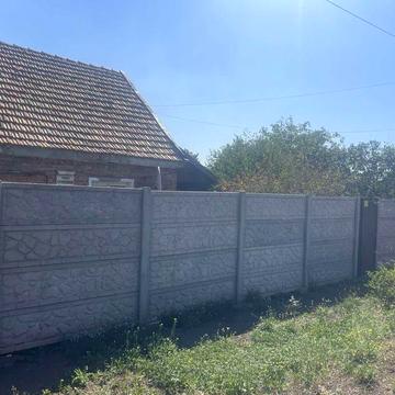 Продається будинок в центрально - міському районі .