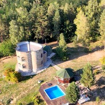 Здаю потижнево замок в лісі !