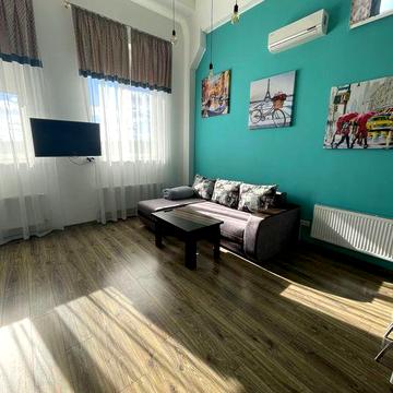 Двоповерхова квартира з авторським ремонтом