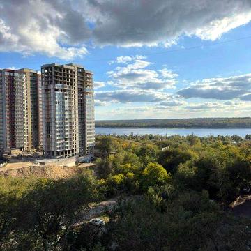 Продаётся видовая 2-х комнатная квартира в центре города!