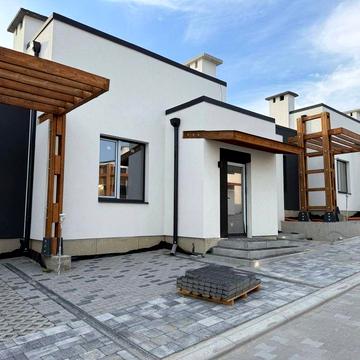 Продам кутовий котедж в КМ "Друзі"