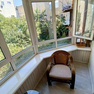 Сдам однокомнатную  на Греческой 40 м.кв.с балконом