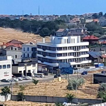 1-кімн.  квартира з індивідуальним опаленням.  Будинок з басейном.