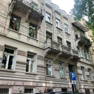 Продаж автентичної 2 кімнатної квартири в Австрійському будинку