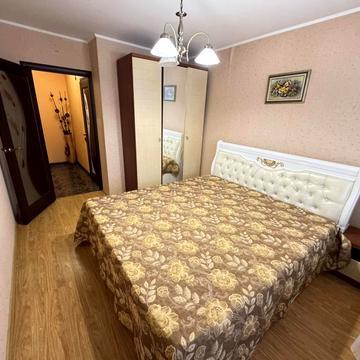 Костянтина Василенка вул. (30-річчя Перемоги), 4