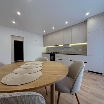 Студентська вул., 24