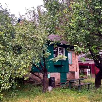 Гарний дачний будинок біля річки чекає на вас.