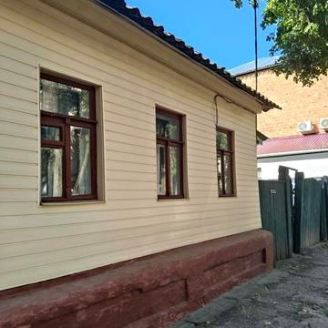 Продаж будинка на 1 лінії в центрі міста ( можна під бізнес і реконстр
