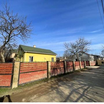 Продаж двох окремих будинків за цвною одного