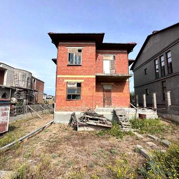 Дом из красного кирпича в Совиньоне — кто ценит качество и комфорт!