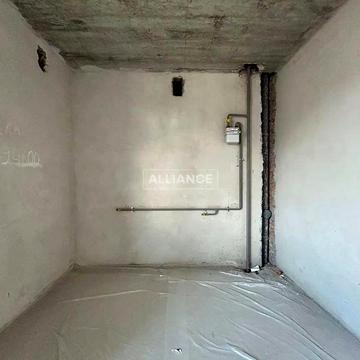 1к квартира_Зданий будинок_Готова до ремонту_Кухня студія_Балкон