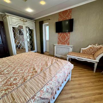 Дворецька вул., 48